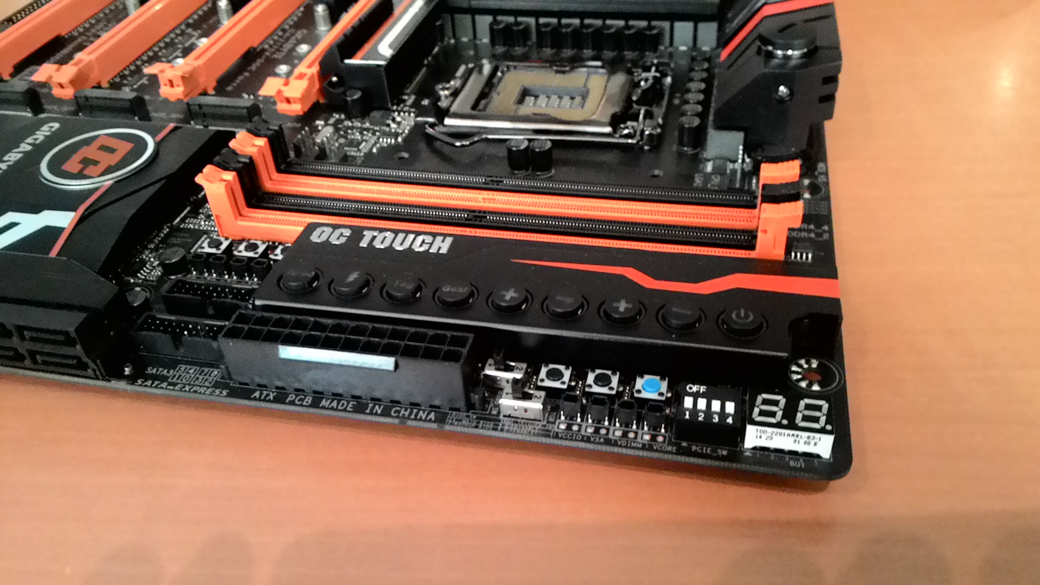 Встроенными видеокартами оперативной памятью. Gigabyte z170. Motherboard z170. Материнская плата гигабайт 4 слота оперативной памяти 2 видеокарты. Материнской платы z170-p.